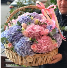 Гортензии, розы и фрезии в корзине (50 см)