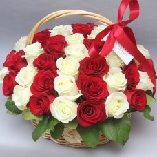 Корзина с красными и белыми розами (М) 49 роз