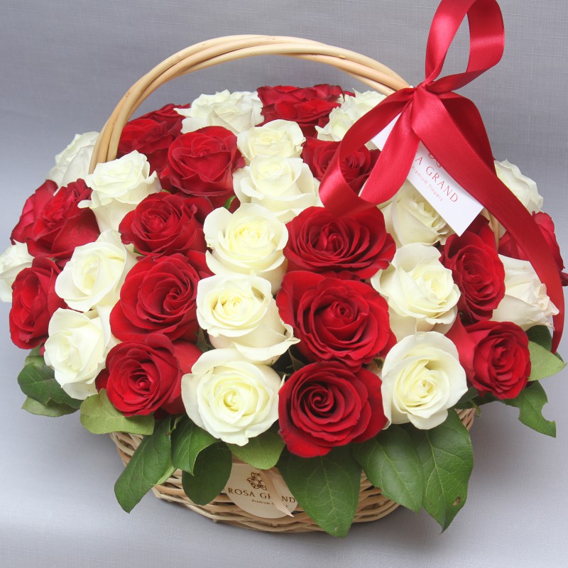 Купить корзину цветов из роз букет с ранункулюсами и тюльпанами