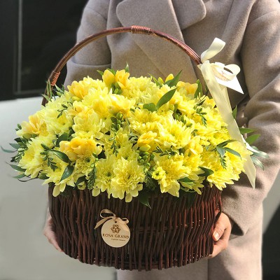 Жёлтые хризантемы и фрезия в корзине
