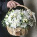 Белые хризантемы и фрезия в корзине
