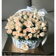 Кремовые кустовые розы в корзине S (25 см)
