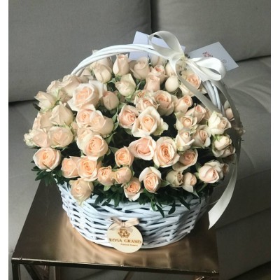 Кремовые кустовые розы в корзине (25 см)