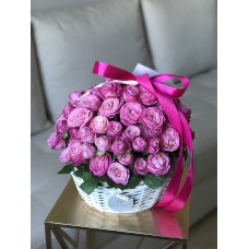 Кустовые пионовидные розы Леди Бомбастик в корзине (25 см)