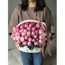 Кустовые пионовидные розы Сильва Пинк в корзине (30х20 см)