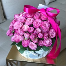 Кустовые пионовидные розы Леди Бомбастик (Lady Bombastic) в корзине S (25 см)