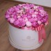 Розовые и малиновые пионы в шляпной коробке