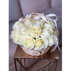 Белые розы Полар Стар в корзине 25 см (25 шт)