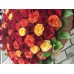 Букет красных и красно-оранжевых роз в корзине