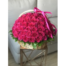 Корзина с малиновыми розами (40 см) 75 роз