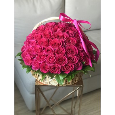 Корзина с малиновыми розами (40 см) 75 роз