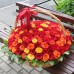 Букет красных и красно-оранжевых роз в корзине