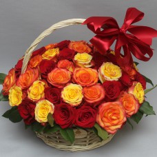 Корзина с красными и красно-оранжевыми розами (М) 49 роз