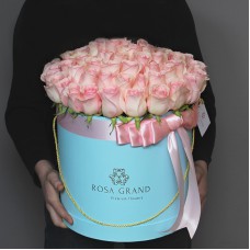 Розовые розы в коробке (L) 69-75 роз