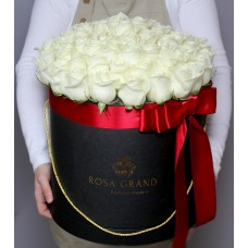 Белые розы в чёрной коробке (L) 73-75 роз