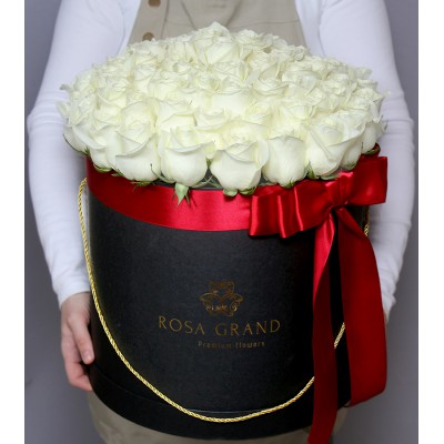 Белые розы в коробке (L) 69-75 роз