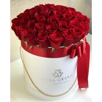 Красные розы в коробке (M) 47-49 роз