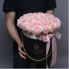 Розовые розы в коробке (M) 47-49 роз