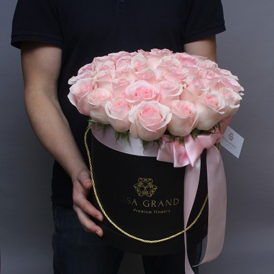 Розовые розы в цилиндре (M) 43-47 роз