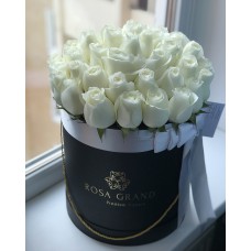 Белые розы в чёрной коробке (M) 47-49 роз