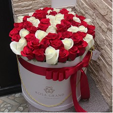 Белые и красные розы в коробке (M) 43-47 роз