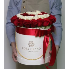 Белые и красные розы в коробке (M) 43-47 роз