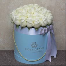 Белые розы в голубой коробке (M) 43-47 роз