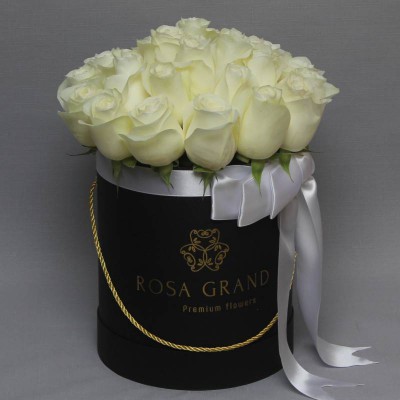 Белые розы в чёрной коробке (S) 31-35 роз