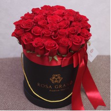 Красные розы в цилиндре (S) 31-35 роз