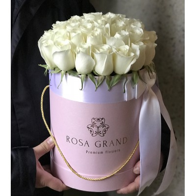 Белые розы в коробке (S) 31-35 роз