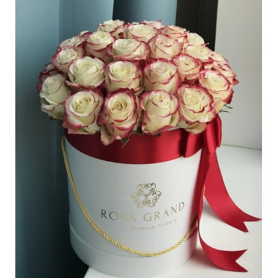 Розы Свитнес (Sweetness) в коробке (S) 31-35 роз