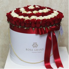 Белые и красные розы в коробке XL (101 шт)