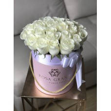 Белые розы в розовой коробке (XS) 23-25 роз