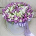 Пионовидные белые и сиреневые тюльпаны в шляпной коробке (M) до 99 шт.