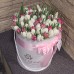 Белые и розовые тюльпаны в шляпной коробке (M) до 99 шт.