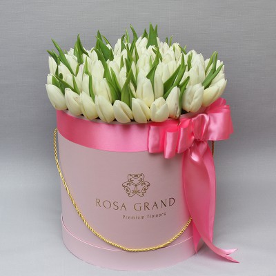 Белые  тюльпаны в шляпной коробке (M) до 99 шт.