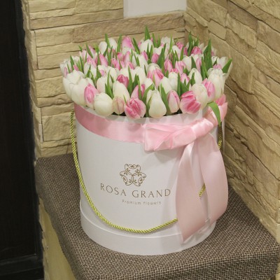 Белые и розовые тюльпаны в шляпной коробке (M) до 99 шт.