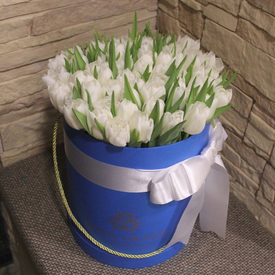 Белые тюльпаны в цилиндре (S) до 69 тюльпанов
